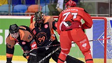 Matěj Chalupa z Hradce Králové se snaží překonat obranu Štýrského Hradce - v... Matěj Chalupa z Hradce Králové se snaží překonat obranu Štýrského Hradce - v...