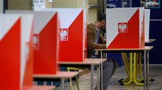 Do volební místnosti ve Varav pili první volii. (13. íjna 2019)