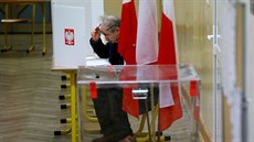 Do volební místnosti ve Varav pili první volii. (13. íjna 2019)