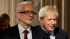 Britský ministerský pedseda Boris Johnson (vpravo) a éf Labour Party Jeremy...