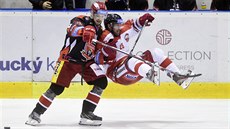 Hradecký Radovan Pavlík v souboji se Zbyňkem Irglem z Olomouce. Hradecký Radovan Pavlík v souboji se Zbyňkem Irglem z Olomouce.