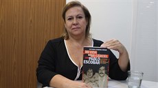 Victoria Henaová se svou knihou o ivot s Pablem Escobarem. (28. ervna 2019)