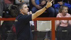 Chomutovský trenér Tomáš Eisner udílí pokyny svým svěřenkyním v utkání s USK... Chomutovský trenér Tomáš Eisner udílí pokyny svým svěřenkyním v utkání s USK...