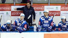 Brněnský trenér Petr Fiala udílí pokyny svým svěřencům v utkání s Olomoucí. Brněnský trenér Petr Fiala udílí pokyny svým svěřencům v utkání s Olomoucí.