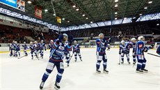 Brnntí hokejisté dkují fanoukm za podporu po vítzství nad Olomoucí.