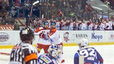 Olomoučtí hokejisté se radují z branky Lukáše Nahodila (vlevo) v utkání s... Olomoučtí hokejisté se radují z branky Lukáše Nahodila (vlevo) v utkání s...