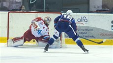 Lubo Horký z Brna (v modrém) pekonává olomouckého brankáe Branislava Konráda.