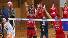 Martin Böhm z Příbrami (vlevo) smečuje proti bloku Českých Budějovic. Martin Böhm z Příbrami (vlevo) smečuje proti bloku Českých Budějovic.