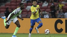 Brazilec Neymar (vpravo) se v přátelském utkání snaží odpoutat od Andersona... Brazilec Neymar (vpravo) se v přátelském utkání snaží odpoutat od Andersona...