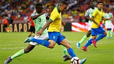 Gabriel Jesus z Brazílie (vpravo) napahuje ke stele v pátelském utkání proti...