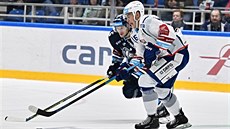 Luboš Horký z Brna (v bílém) se snaží v souboji předstihnout protihráče z... Luboš Horký z Brna (v bílém) se snaží v souboji předstihnout protihráče z...