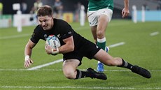 Beauden Barrett z Nového Zélandu skóruje v utkání čtvrtfinále proti Irsku. Beauden Barrett z Nového Zélandu skóruje v utkání čtvrtfinále proti Irsku.