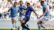 Luis Muriel z Atalanty (uprostřed) se snaží projít mezi hráči Lazia. Luis Muriel z Atalanty (uprostřed) se snaží projít mezi hráči Lazia.