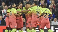 Hráči Manchesteru City slaví gól v utkání proti Crystal Palace. Hráči Manchesteru City slaví gól v utkání proti Crystal Palace.