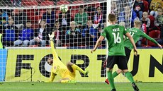 Michal Škoda (vpravo) z Příbrami překonává Ondřeje Koláře v brance Slavie. Michal Škoda (vpravo) z Příbrami překonává Ondřeje Koláře v brance Slavie.