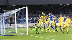 Fotbalisté Neapole (v modrém) porazili v ligovém utkání Veronu.