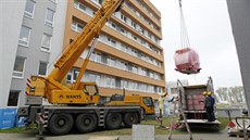 Stěhování tak velkého a těžkého přístroje, jakým je nová magnetická rezonance,... Stěhování tak velkého a těžkého přístroje, jakým je nová magnetická rezonance,...