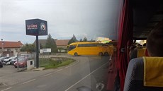 Žlutý autobus odbočil ve Starém Vestci do zákazu vjezdu. Žlutý autobus odbočil ve Starém Vestci do zákazu vjezdu.