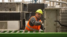Na začátku je lednička, kterou vězni zbaví dveří a kompresoru, na konci procesu... Na začátku je lednička, kterou vězni zbaví dveří a kompresoru, na konci procesu...