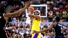 Basketbalista LeBron James z LA Lakers (uprostřed) při souboji s hráči Brooklyn... Basketbalista LeBron James z LA Lakers (uprostřed) při souboji s hráči Brooklyn...