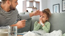 Chřipka se přenáší kapénkovou infekcí. Vstupní branou je výstelka nosohltanu a... Chřipka se přenáší kapénkovou infekcí. Vstupní branou je výstelka nosohltanu a...
