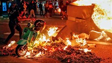 ŠPANĚLSKÝ PROTEST. Separatista pálí skútr během protestů, které se v Barceloně... ŠPANĚLSKÝ PROTEST. Separatista pálí skútr během protestů, které se v Barceloně...