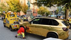 Německý řidič má auto tak zlaté, že mu v něm policie zakázala jezdit. (13.... Německý řidič má auto tak zlaté, že mu v něm policie zakázala jezdit. (13....