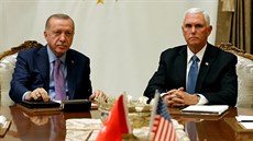 Turecký prezident Recep Tayyip Erdogan (vlevo) a americký viceprezident Mike...