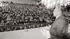 Před stávkujícími studenty na Stavební fakultě ČVUT v Praze vystoupil v... Před stávkujícími studenty na Stavební fakultě ČVUT v Praze vystoupil v...