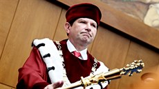 Symbolickým převzetím rektorského řetězu a slibem se neurolog Martin Bareš... Symbolickým převzetím rektorského řetězu a slibem se neurolog Martin Bareš...