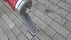Zásobovači vyvrácený hydrant na třídě Míru postavili nazpět. Zřejmě se... Zásobovači vyvrácený hydrant na třídě Míru postavili nazpět. Zřejmě se...