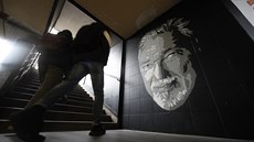 Umělecká skupina Artsprayers ztvárnila Gottovu podobiznu na stěnu jednoho z... Umělecká skupina Artsprayers ztvárnila Gottovu podobiznu na stěnu jednoho z...