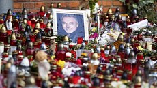 Lidé se s Karlem Gottem chodí loučit i na Bertramku, kde zpěvák bydlel (11.... Lidé se s Karlem Gottem chodí loučit i na Bertramku, kde zpěvák bydlel (11....