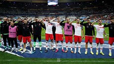 Turetí fotbalisté salutují po remíze s Francií v kvalifikaním utkání o postup...