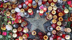 Desítky svíček a květin zdobí Chodník slávy ve Velké Bíteši. Karel Gott tam... Desítky svíček a květin zdobí Chodník slávy ve Velké Bíteši. Karel Gott tam...