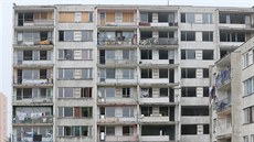 Zdevastovaný panelák na mosteckém sídlišti Chanov. Zdevastovaný panelák na mosteckém sídlišti Chanov.