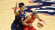 Elena Delle Donneová z Washingtonu (vpravo) v souboji  s Alyssou Thomasovou z...