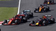 Charles Leclerc a Max Verstappen po startu Velké ceny Japonska formule 1.