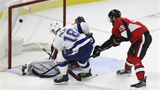 Ondřej Palát z Tampa Bay Lightning skóruje v utkání proti Ottawa Senators. Ondřej Palát z Tampa Bay Lightning skóruje v utkání proti Ottawa Senators.