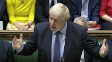Britský premiér Boris Johnson hovoí k poslancm bhem projednávání dohody o...