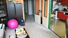 Původní obývací pokoj s pohledem do kuchyně: předchozí majitel jen natřel... Původní obývací pokoj s pohledem do kuchyně: předchozí majitel jen natřel...