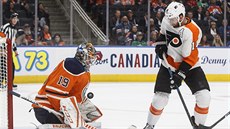 Útoník Sean Couturier z Philadelphia Flyers se snaí pekonat Mikka Koskinena...