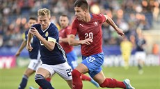 Adam Hloek (vpravo) útoí, stíhá ho Ross McCrorie ze Skotska.