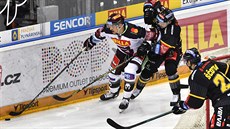 Jiří Smejkal (vlevo) ze Sparty stíhaný Jiřím Říhou a sledovaný Janem Ščotkou z... Jiří Smejkal (vlevo) ze Sparty stíhaný Jiřím Říhou a sledovaný Janem Ščotkou z...