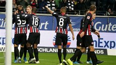 Gólová radost fotbalistů Frankfurtu. Gólová radost fotbalistů Frankfurtu.