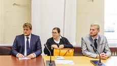 Hlavní líčení s dvojicí německých turistů obžalovaných z toho, že v polovině... Hlavní líčení s dvojicí německých turistů obžalovaných z toho, že v polovině...