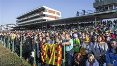 Tisíce diváků čekaly nedočkavě na start Velké pardubické. Tisíce diváků čekaly nedočkavě na start Velké pardubické.