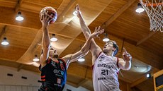 Pavel Pumprla (vlevo) z Nymburka prolétá kolem Luboše Kováře ze Svitav. Pavel Pumprla (vlevo) z Nymburka prolétá kolem Luboše Kováře ze Svitav.