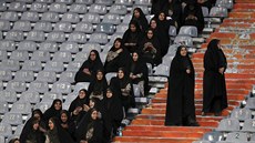 Íránská enská policie v hlediti reprezentaního fotbalového zápasu