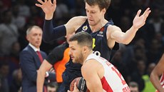 Jan Veselý (nahoře) z Fenerbahce Istanbul se snaží ubránit Billyho Barona z... Jan Veselý (nahoře) z Fenerbahce Istanbul se snaží ubránit Billyho Barona z...